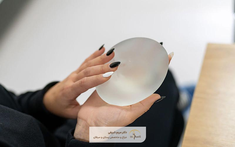 یکی از عوارض پروتز پستان، درد در ناحیه برش قفسه سینه است
