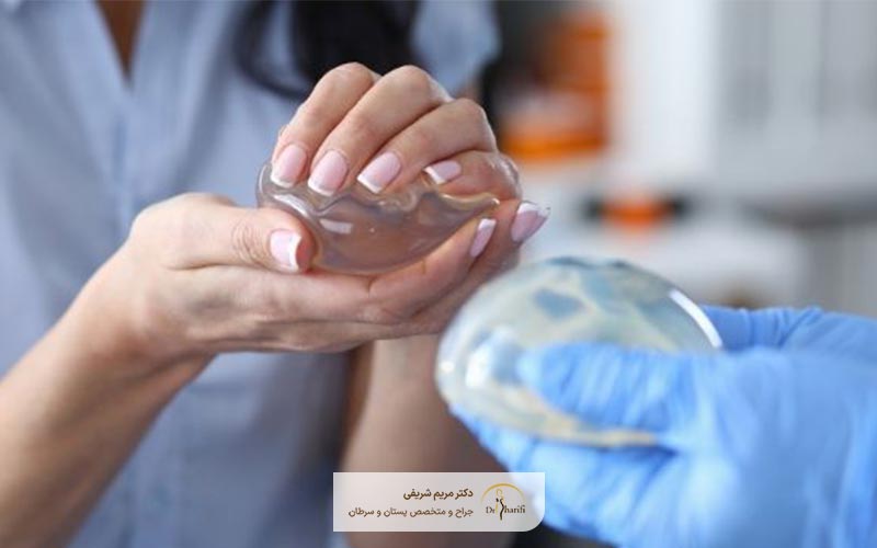 پروتز سالینی سینه چیست؟ بررسی پروتز آب نمکی پستان زنان